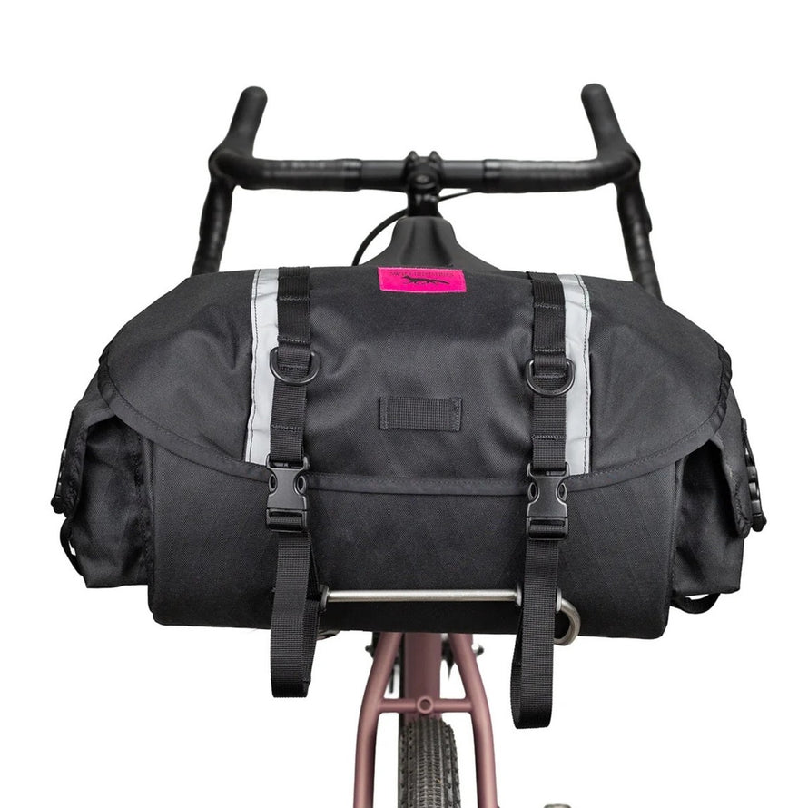 Sacoche vélo guidon 12L Zeitgeist Swift Industries noire avec bandes réfléchissantes et sangles ajustables