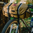 Sacoche vélo guidon 12L Zeitgeist Swift Industries taupe résistante et étanche pour aventures outdoor