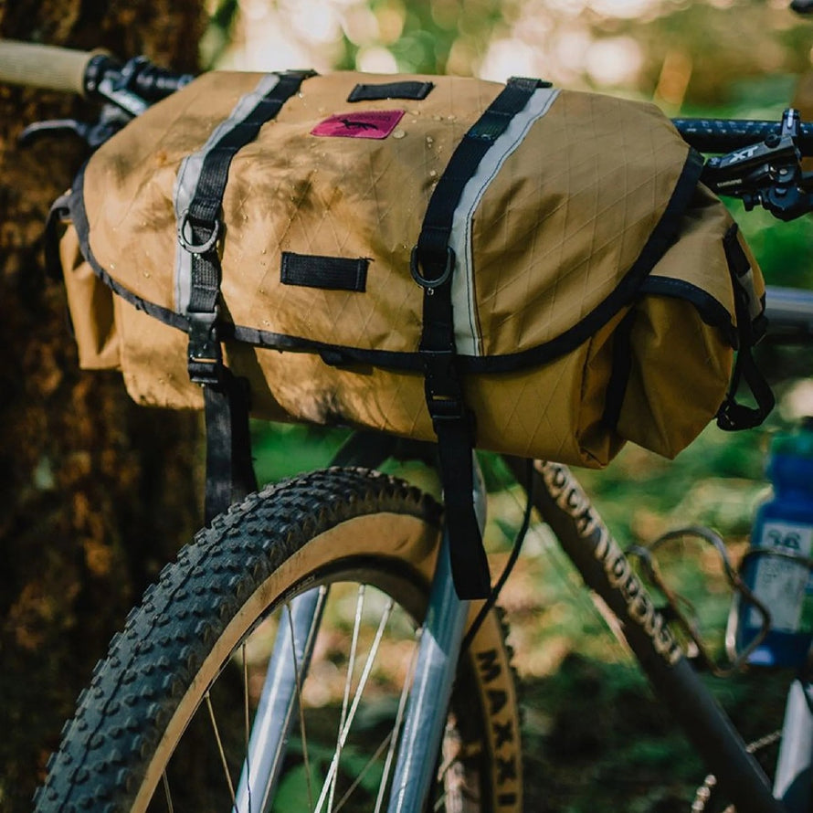 Sacoche vélo guidon 12L Zeitgeist Swift Industries taupe résistante et étanche pour aventures outdoor