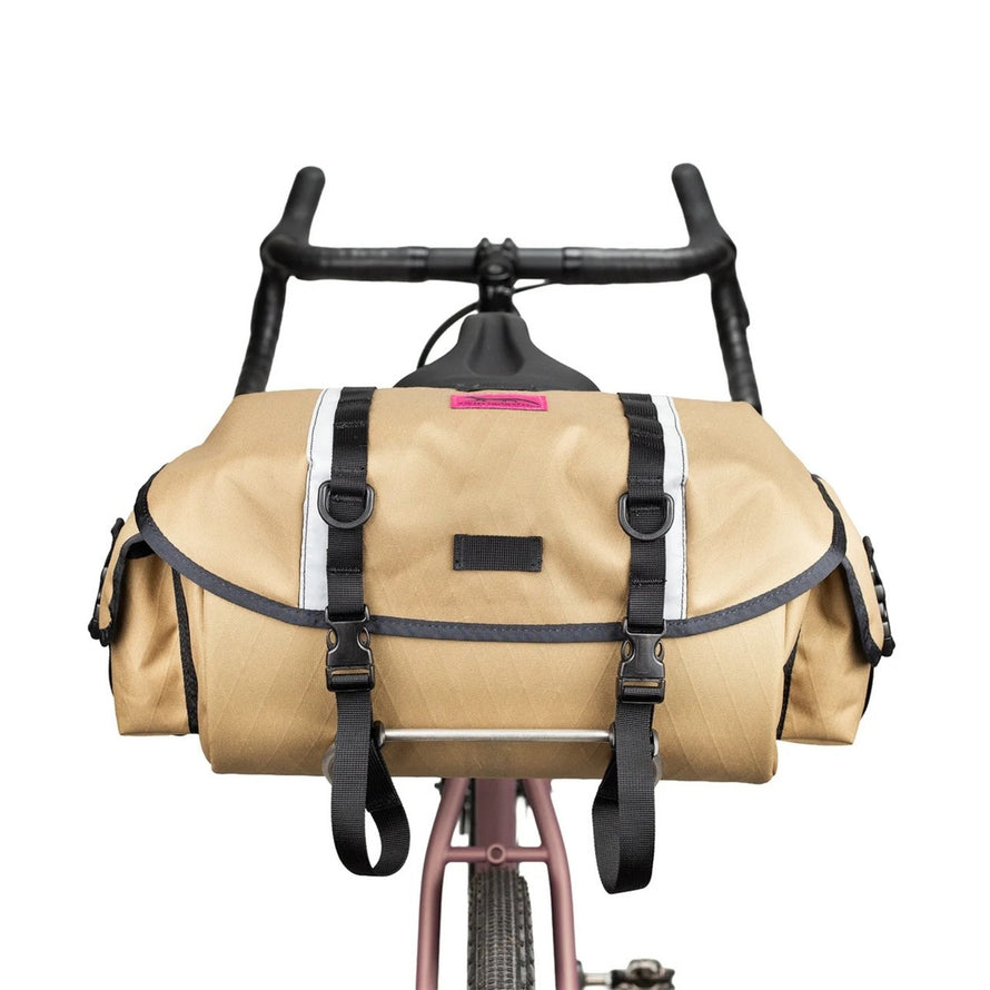 Sacoche vélo guidon 12L Zeitgeist Swift Industries taupe avec bandes réfléchissantes et sangles robustes