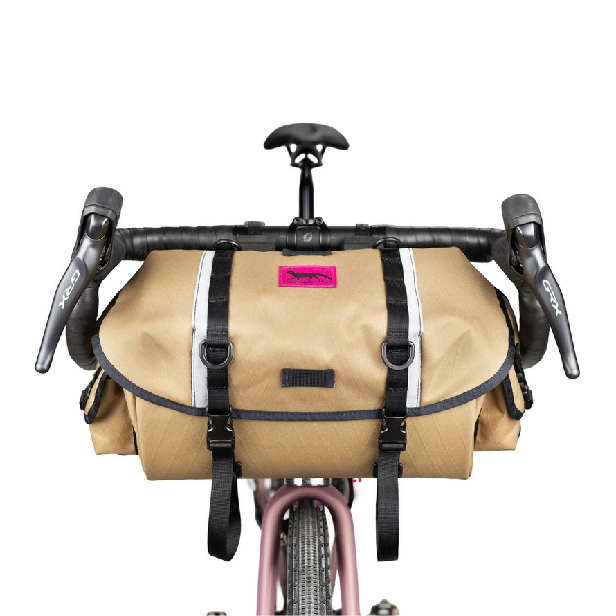 Sacoche vélo guidon 12L Zeitgeist Swift Industries taupe avec sangles noires et détails roses