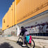 Sacoche de vélo Ortlieb Back Roller Cyber 20L bleu et rose fixée sur vélo en milieu urbain, étanche et résistante