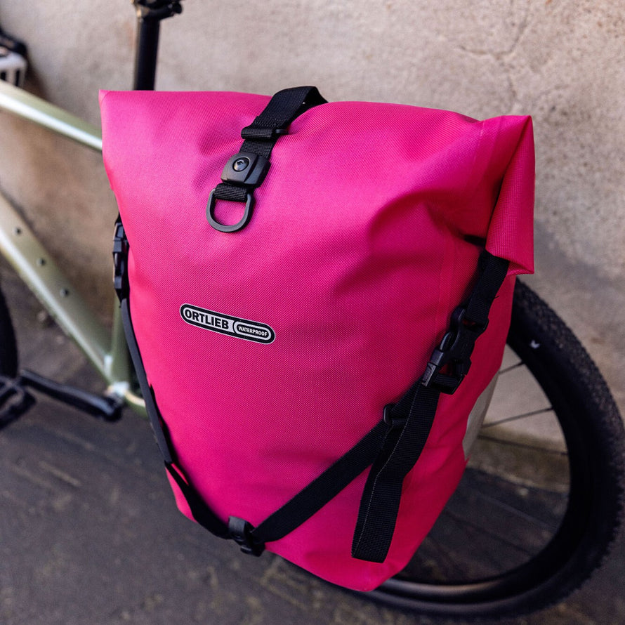 Sacoche vélo Ortlieb Back Roller Cyber 20L rose étanche avec système de fixation sécurisé pour vélo