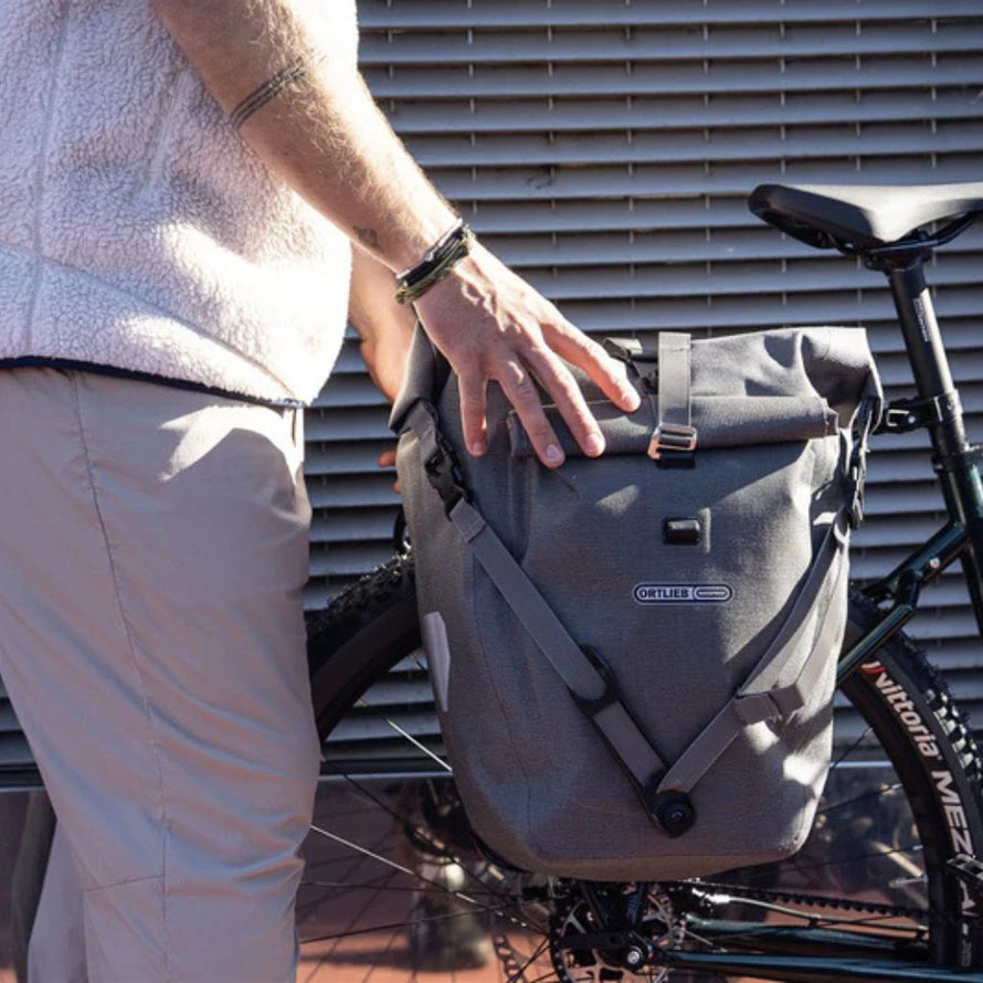 Sacoche de vélo Ortlieb back roller plus urban QL2.2 élégante fixation rapide et fiable grand volume grise avec détails réfléchissants