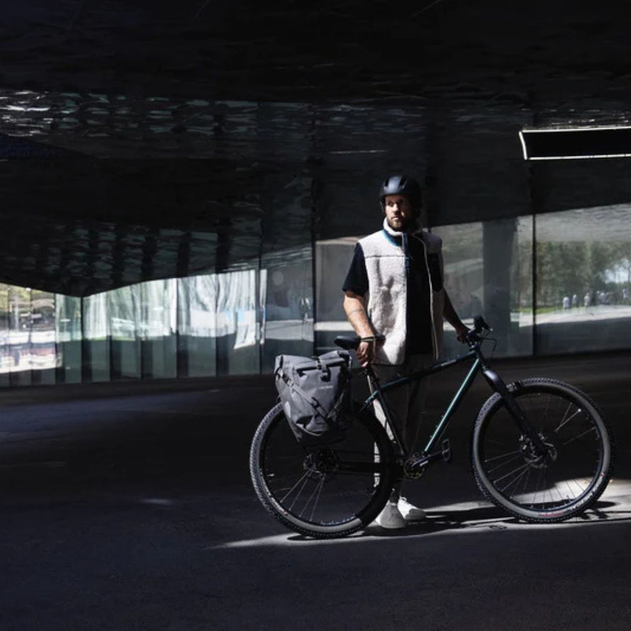 Sacoche de vélo Ortlieb back roller plus urban QL2.2 élégante fixation rapide grand volume grise avec détails réfléchissants