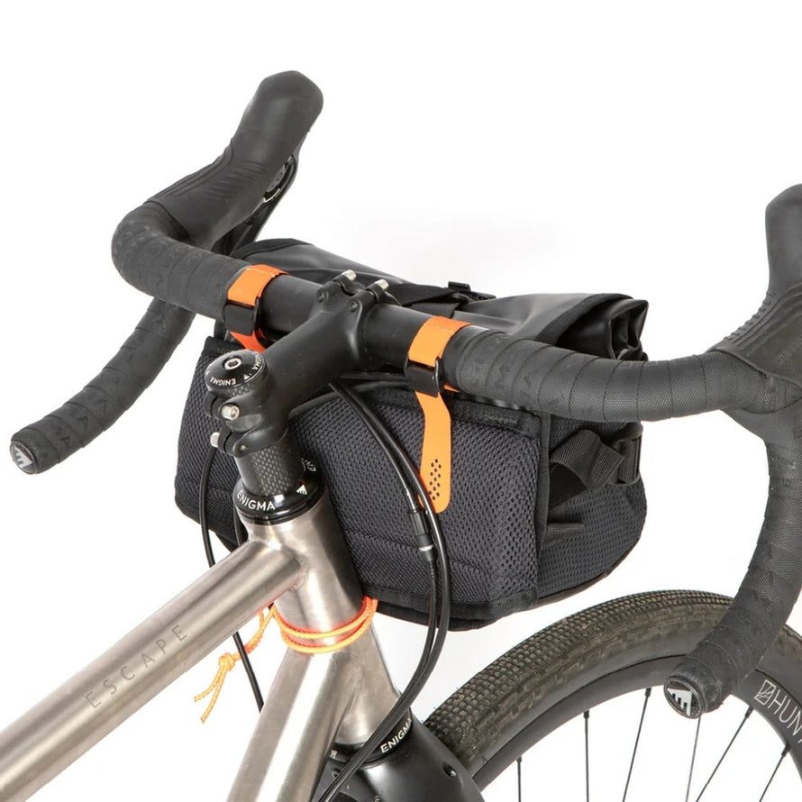 Sacoche vélo ReStrap Utility Hip Pack noire avec fixation guidon et sangles orange, convertible en sac banane pratique