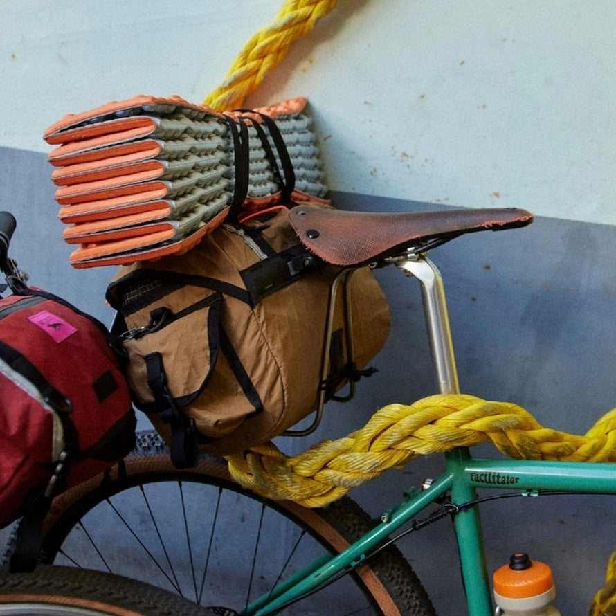 Sacoche vélo selle 12L Zeitgeist Swift Industries taupe compacte idéale pour bikepacking et randonnées longues