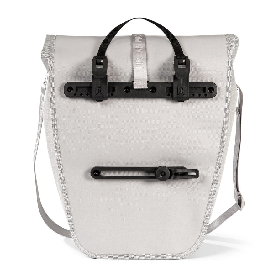 Fixation arrière sacoche vélo étanche Urban Proof District 20L gris clair, pratique et sécurisée pour cyclistes urbains