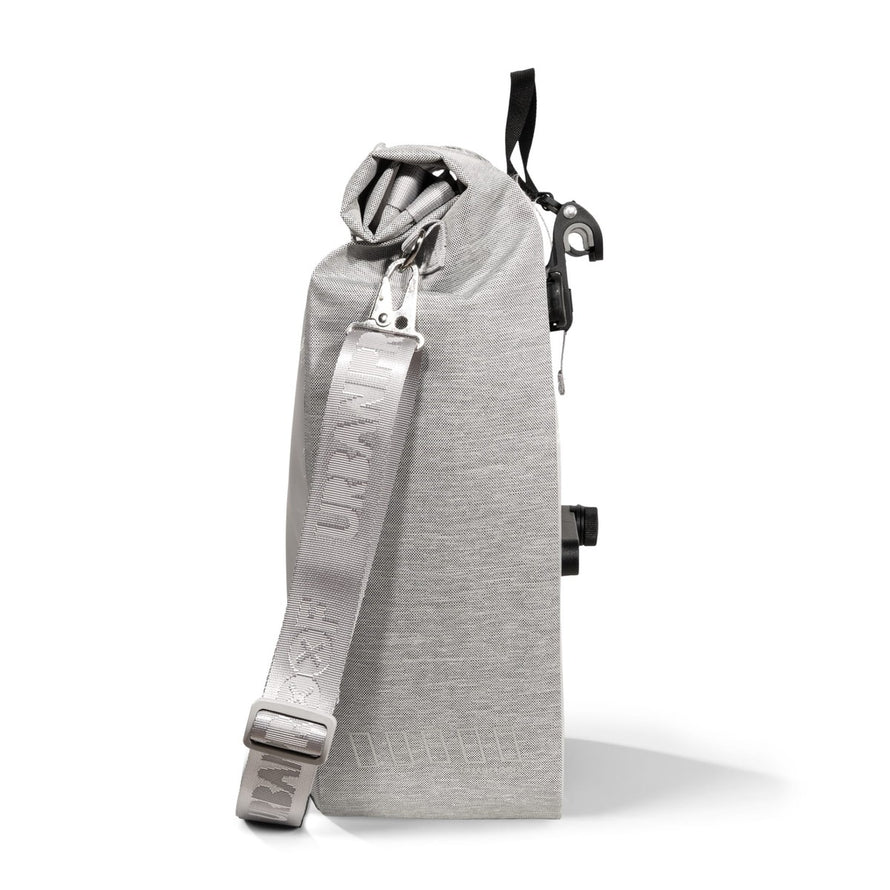 Sacoche vélo étanche Urban Proof District 20L gris vue de côté avec sangle ajustable pour cyclistes urbains