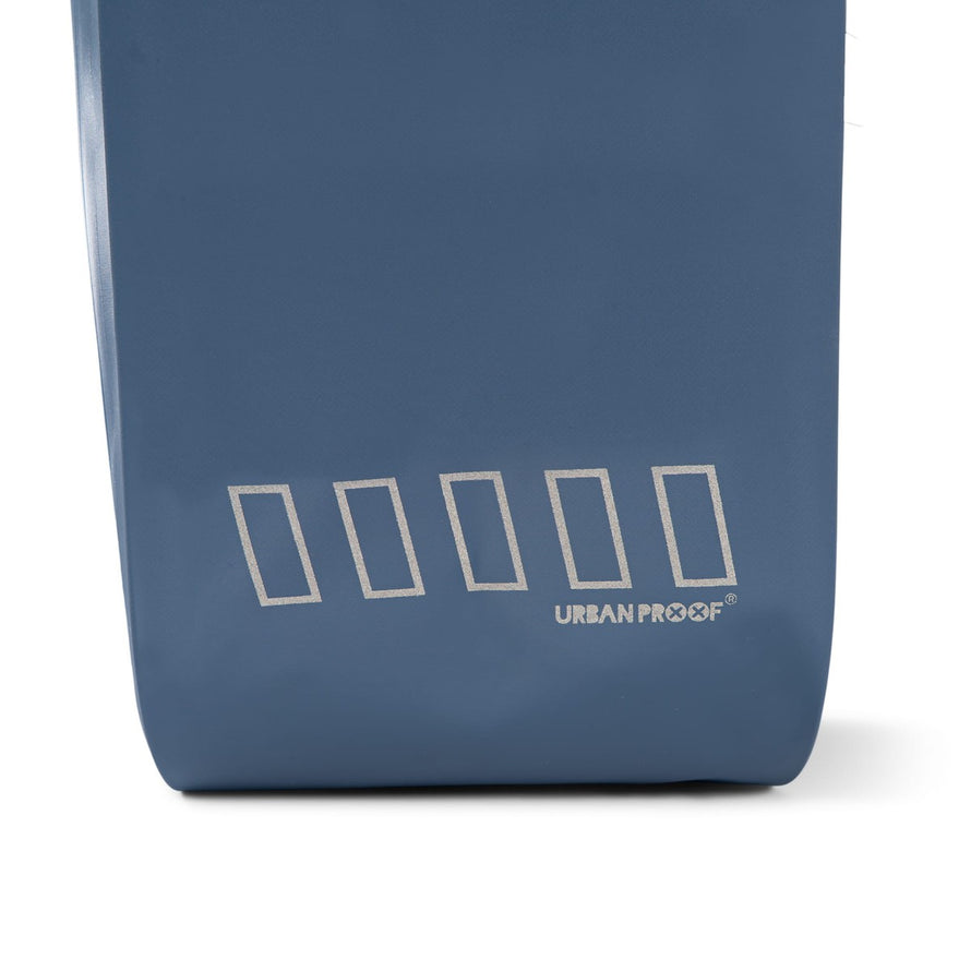 Sacoche vélo Urban Proof Storm All Weather 20L bleu ciel, étanche et résistante pour cyclistes urbains actifs