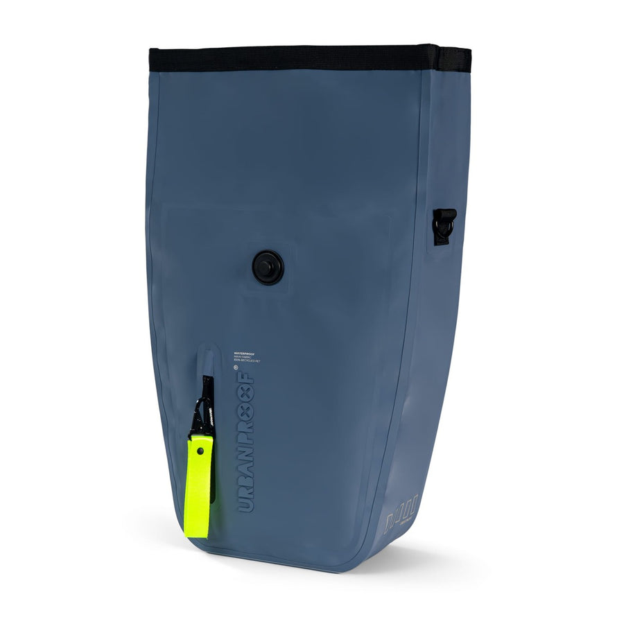 Sacoche vélo étanche Urban Proof Storm All Weather 20L bleu avec accroche jaune fluo pour cyclistes urbains