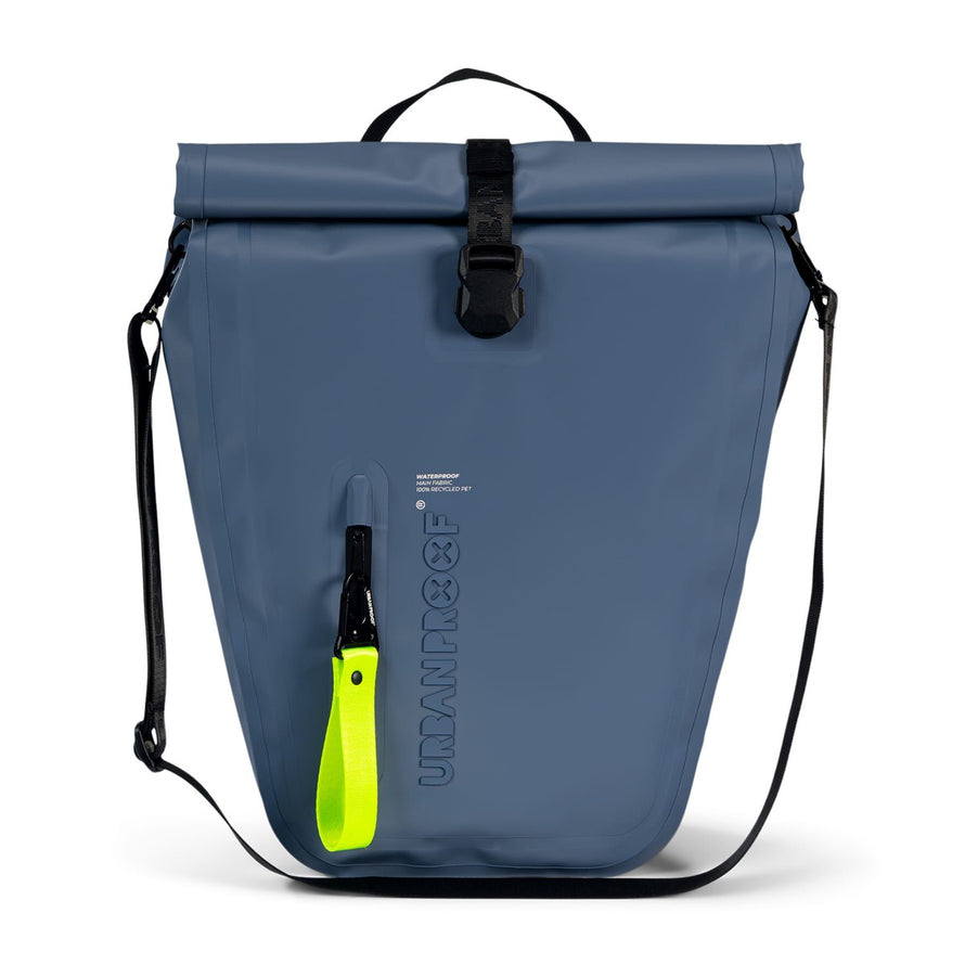 Sacoche vélo étanche Urban Proof Storm All Weather 20L bleu avec sangle jaune fluo, idéale pour cyclistes urbains