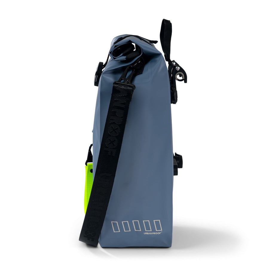 Sacoche vélo étanche Urban Proof Storm All Weather 20L bleu gris, idéale pour protéger vos affaires en milieu urbain