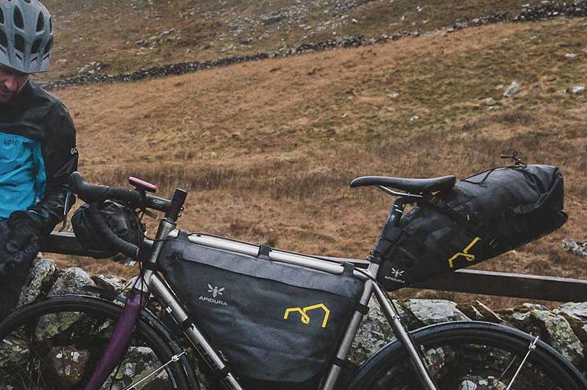 Fahrrad mit Bikepacking-Taschen Apidura Expedition