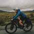 Cycliste équipé des sacoches avant Vaude Aqua Front Light 2 x 11L noires, légères et imperméables pour vélo