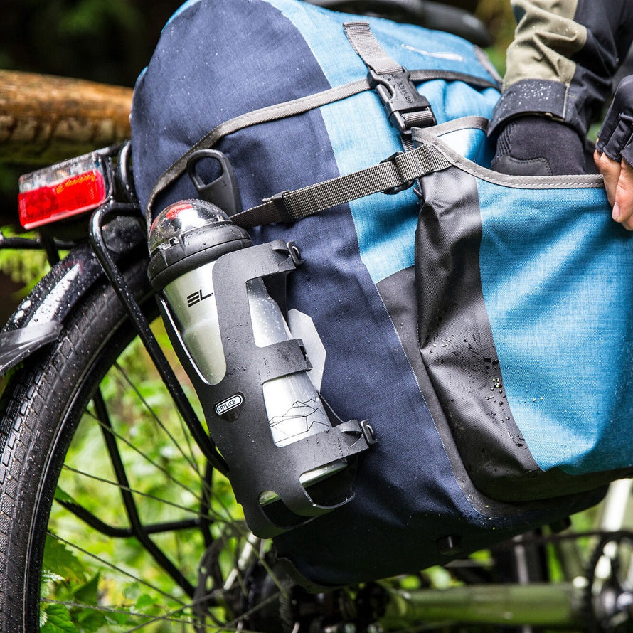 Sacoches arriere Ortlieb Bike Packer Plus 2 x 21L bleu detail fixation solide et materiau impermeable pour velo