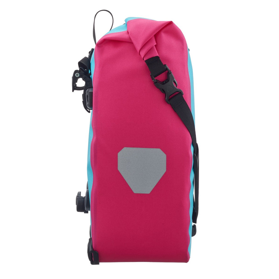 Sacoches vélo Ortlieb Back Roller Cyber 2x20L bleu et rose vue profil avec fixation solide et design urbain