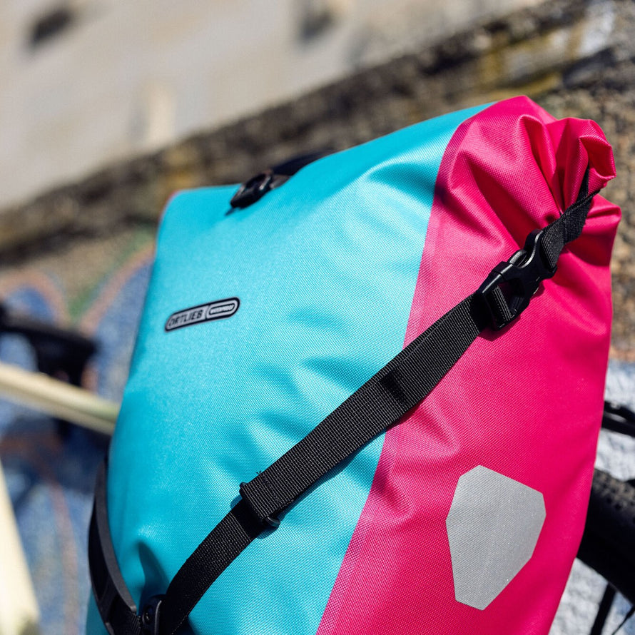 Sacoche vélo Ortlieb Back Roller Cyber 2x20L bleu et rose avec fermeture étanche et sangles ajustables
