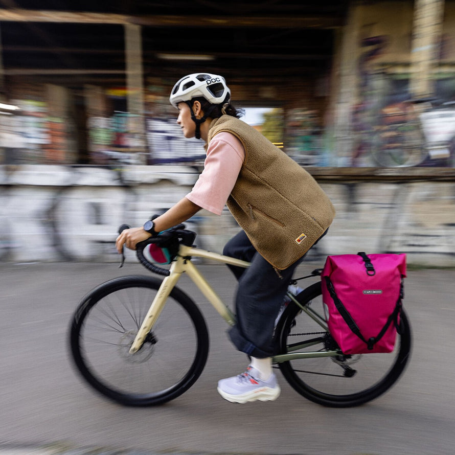 Sacoches vélo Ortlieb Back Roller Cyber 2x20L en rose, parfaites pour la ville avec fixation sécurisée et design moderne
