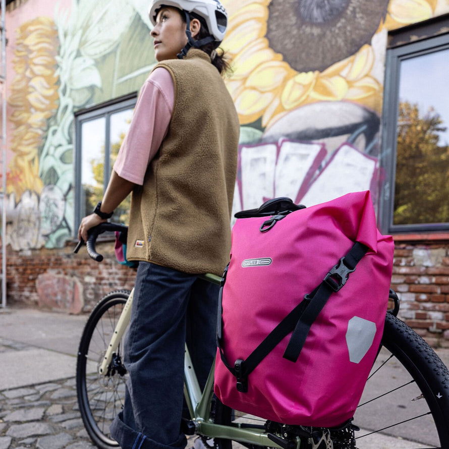 Sacoche velo ville Ortlieb Back Roller Cyber 2x20L en rose avec fixation securisee et design urbain moderne