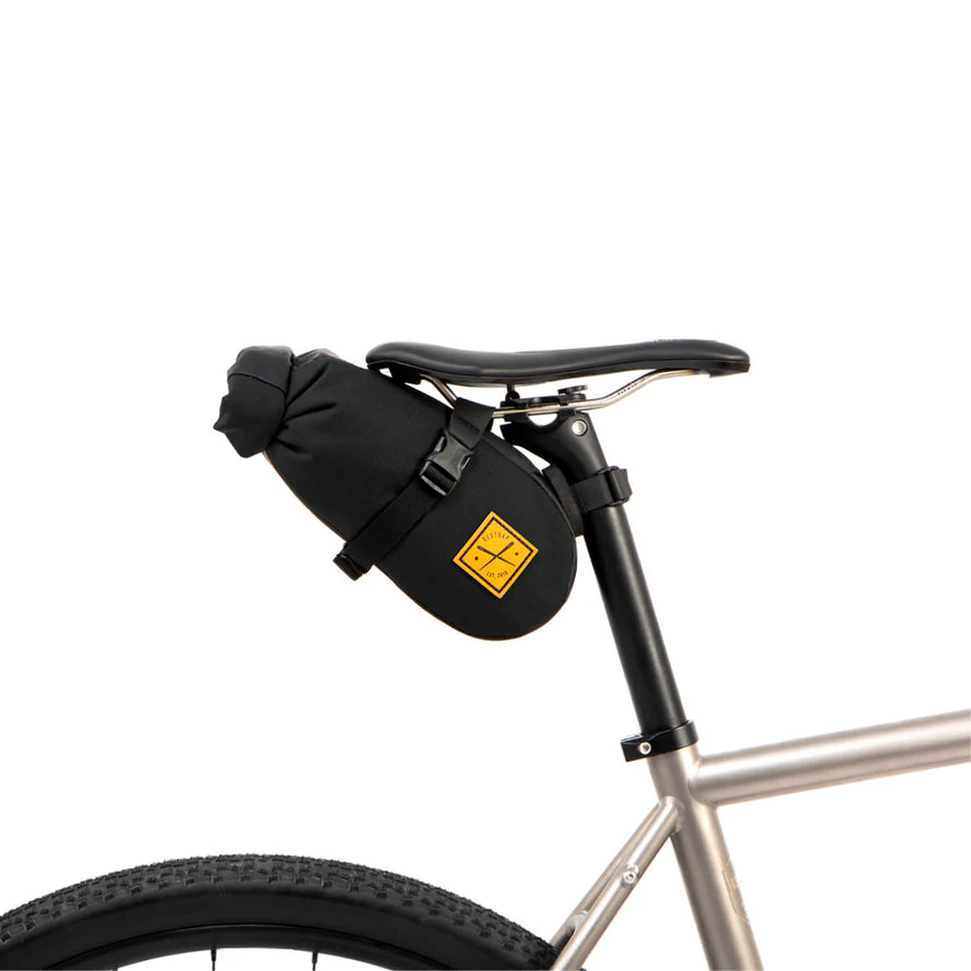 La Saddle Pack de Restrap existe en 2,5L : une sacoche robuste, 100 % étanche, idéale pour le gravel et les sorties vélo à la journée