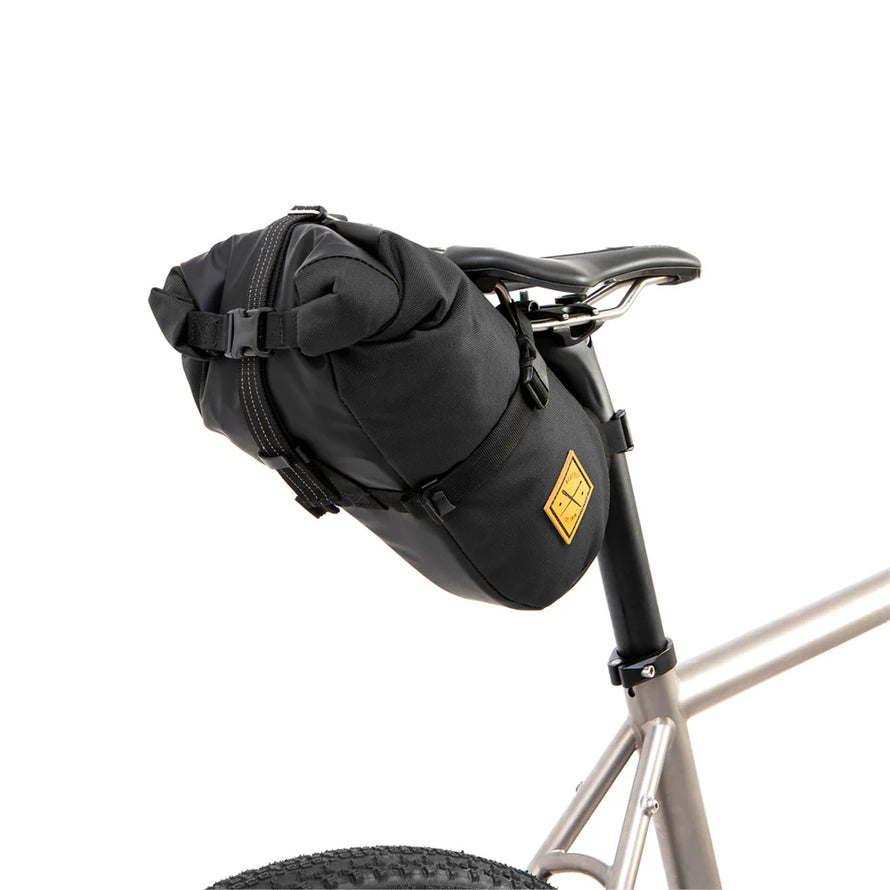Sacoche de selle en une pièce, la Restrap Saddle Pack est conçue pour transporter l’essentiel lors de vos sorties vélo à la journée, même sous la pluie