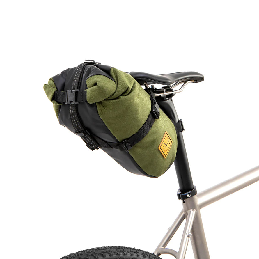Affrontez toutes les conditions avec la sacoche Restrap Saddle Pack : nylon 1000D, coutures soudées et fermeture roll-top pour une étanchéité parfaite