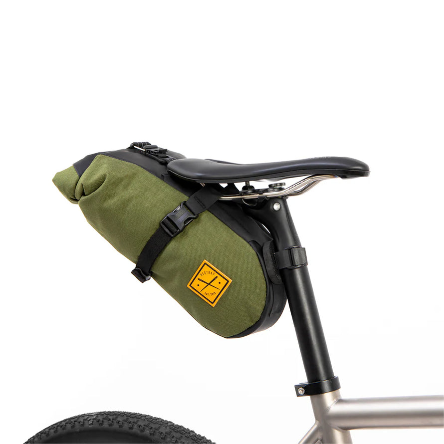La sacoche Saddle Pack 4.5L Restrap vous accompagne sur les routes et chemins, avec un design compact, étanche et garanti à vie. Fabrication artisanale UK