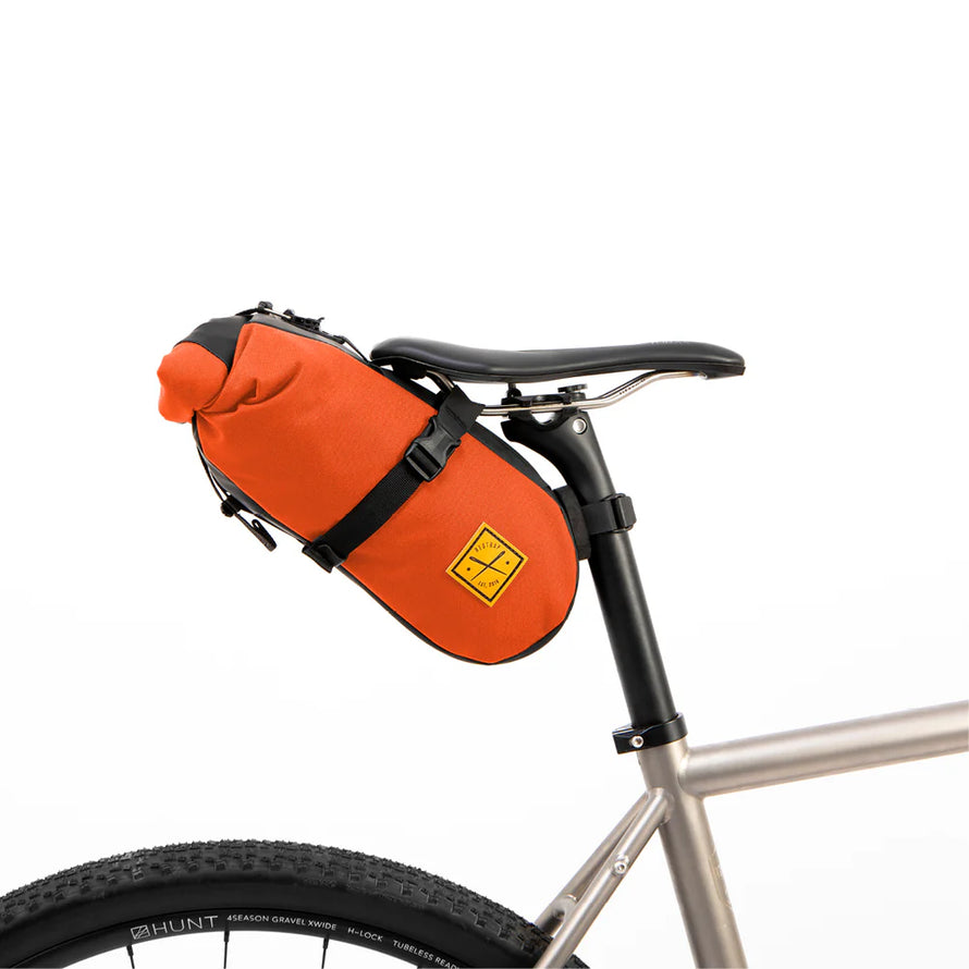 Restrap Saddle Pack 4.5 L : la sacoche de selle compacte qui combine fixation sans outil, matériaux ultra-résistants et fabrication artisanale au Royaume-Uni