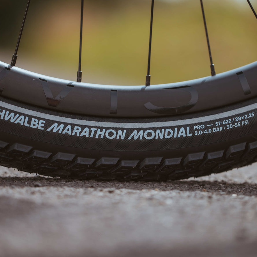 Pneu Schwalbe Marathon Mondial 700x28 avec protection V-Guard et tringle souple pour vélo robuste et performant