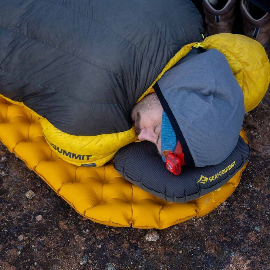 Oreiller gonflable Sea to Summit Aeros UltraLight pour un sommeil confortable en camping et randonnée légère