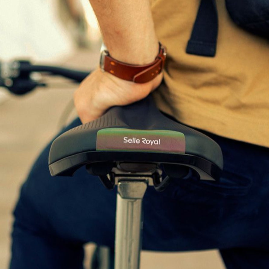 Homme à vélo avec la selle de vélo imperméable Viso Relaxed Selle Royal. 
