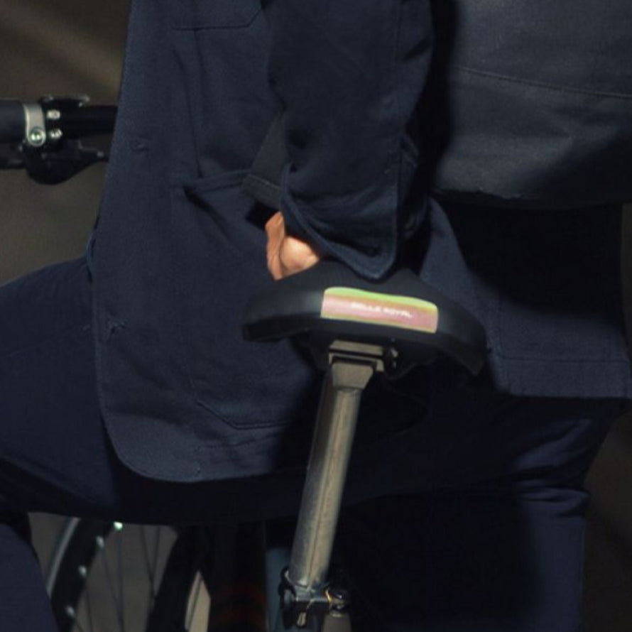 Homme à vélo avec une selle de vélo réfléchissante Viso Relaxed  Selle Royal. 