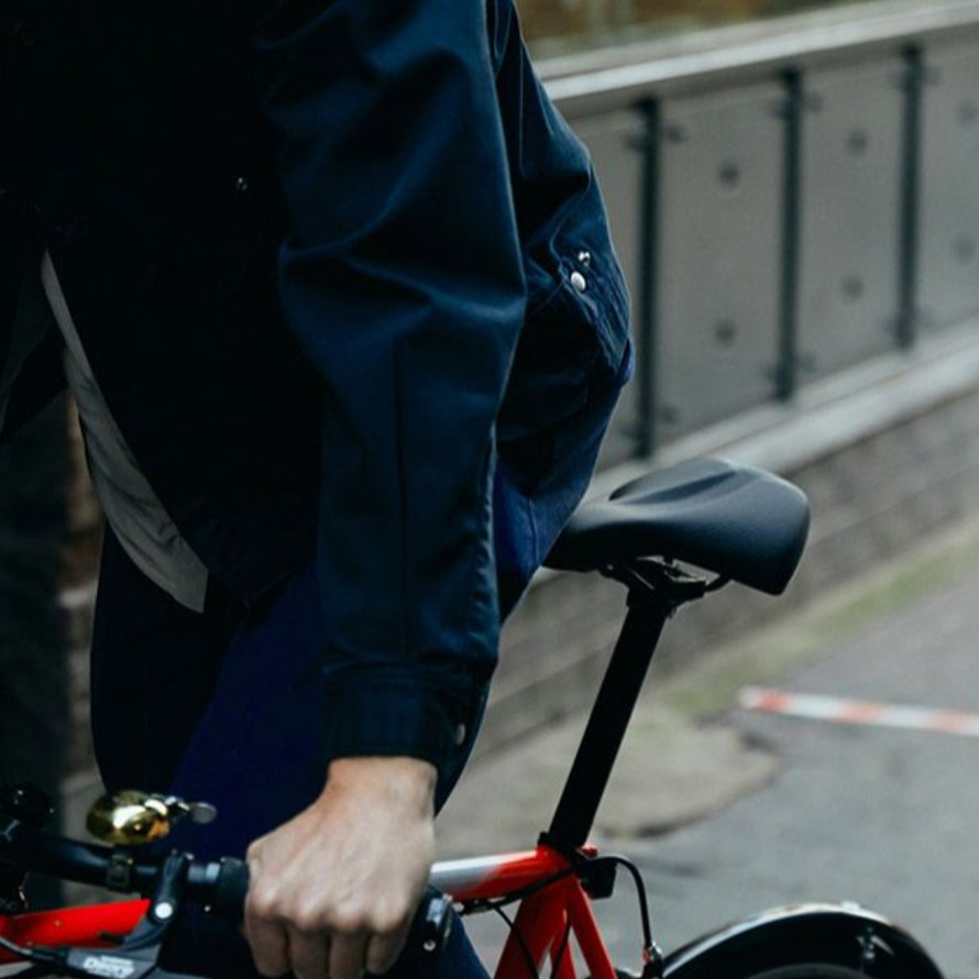 Homme qui pédale en danseuse avec la selle de vélo ergonomique Viso Relaxed  Selle Royal. 