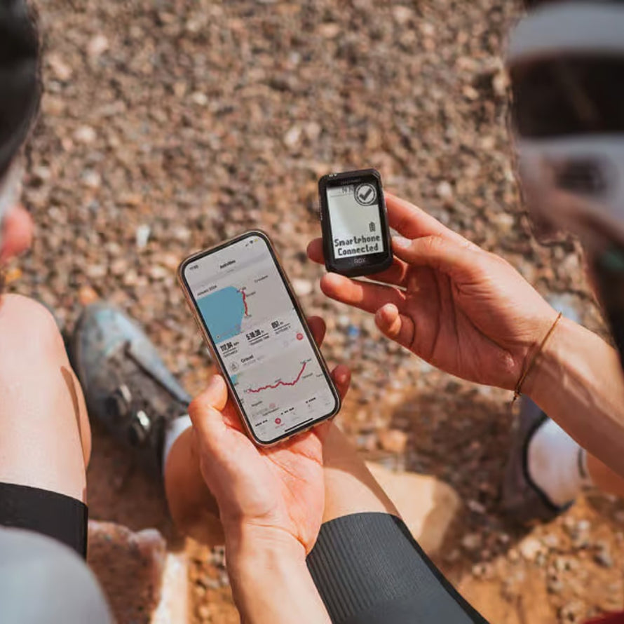 Compteur connecté Sigma Rox 4.0 Endurance avec smartphone pour suivi précis des performances cyclistes