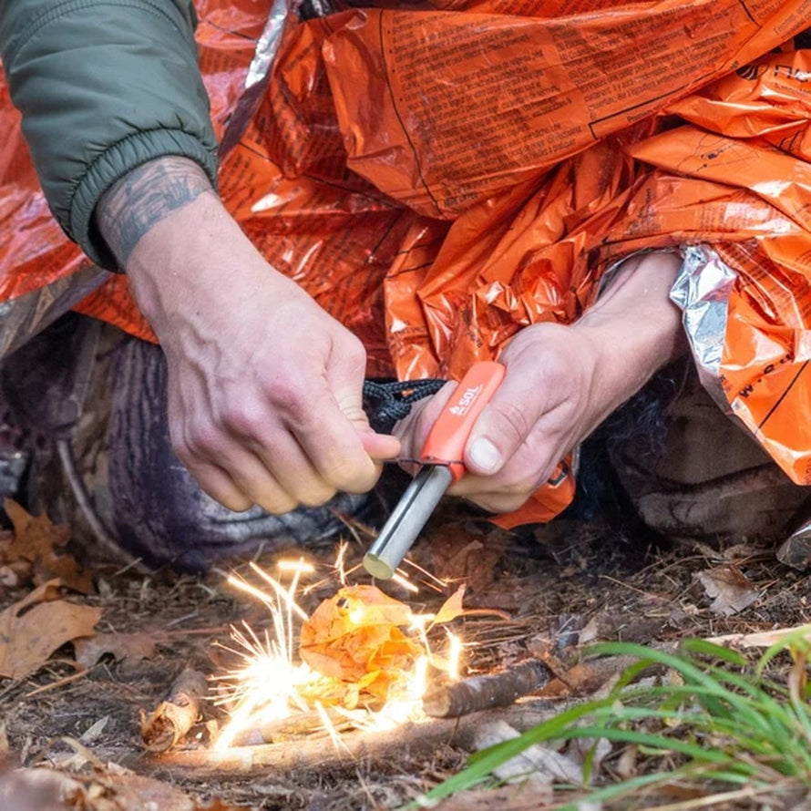 Pierre a feu SOL Mag Striker avec cordon damadou pour allumage rapide et fiable en conditions outdoor