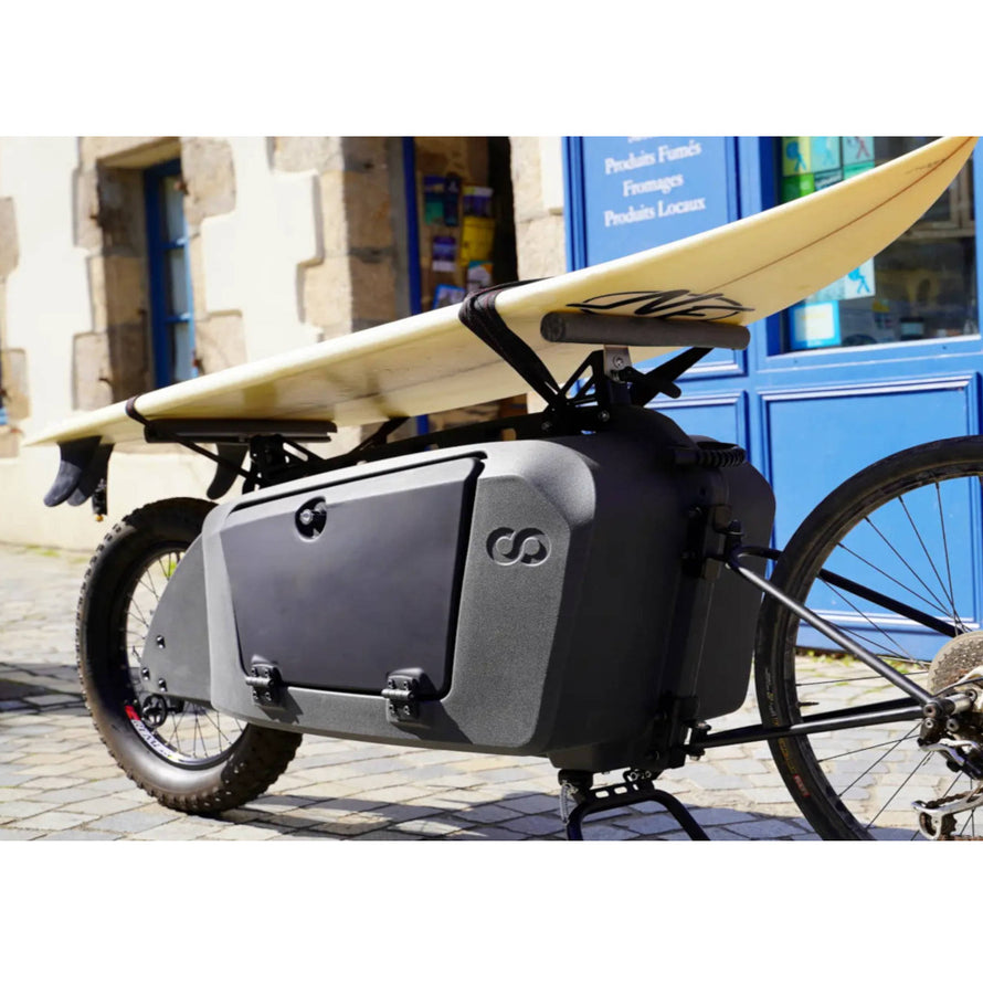 Barre de toit avec un surf sur remorque gris Kern SolarMoov