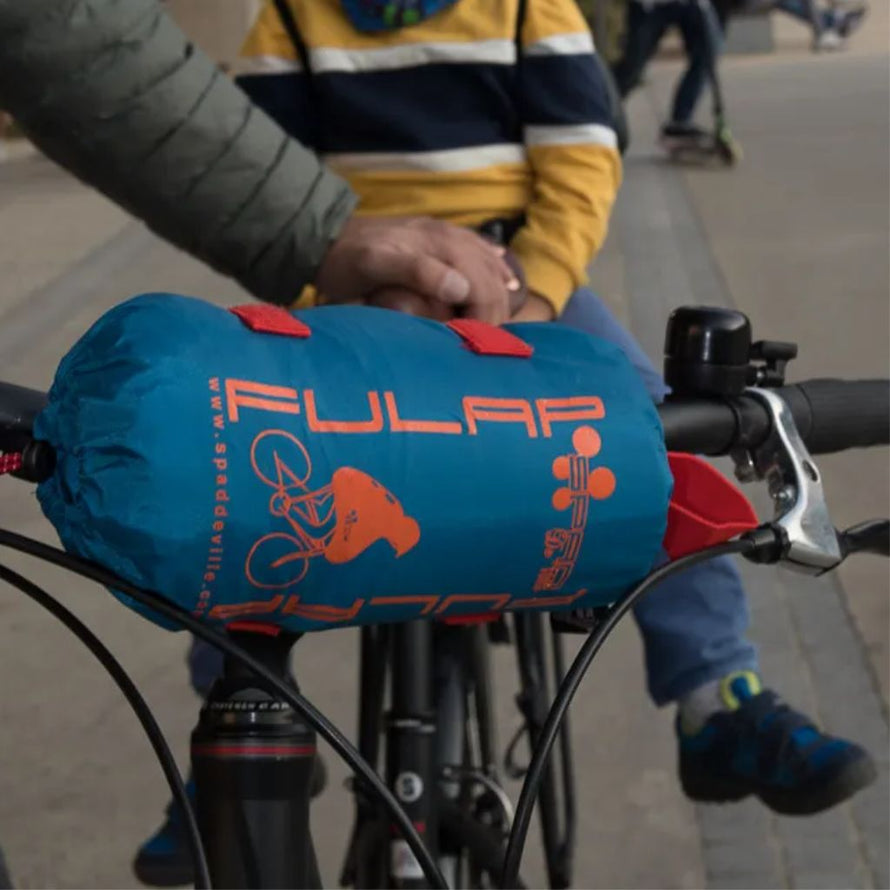 Cape de pluie pour cyclistes et son sac de rangement fixable sur le vélo 