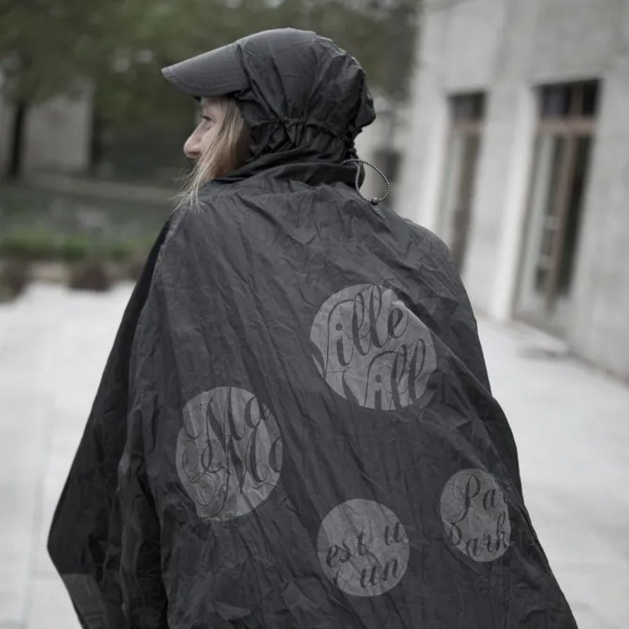 Poncho de pluie avec visière conçu spécialement pour les cyclistes avec forme adaptée au guidon et à la position assise