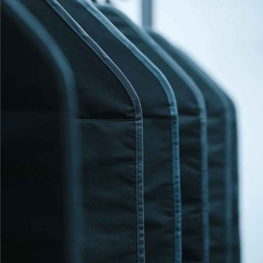 Détail du tapis de protection vélo Stashed Launch Pad en noir, conçu pour protéger efficacement votre vélo suspendu