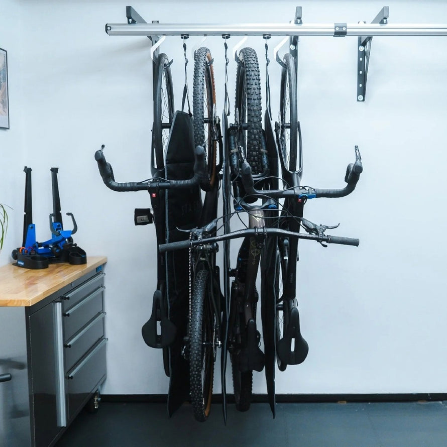 Tapis de protection vélo Stashed Launch Pad pour suspendre et protéger plusieurs vélos en intérieur avec robustesse