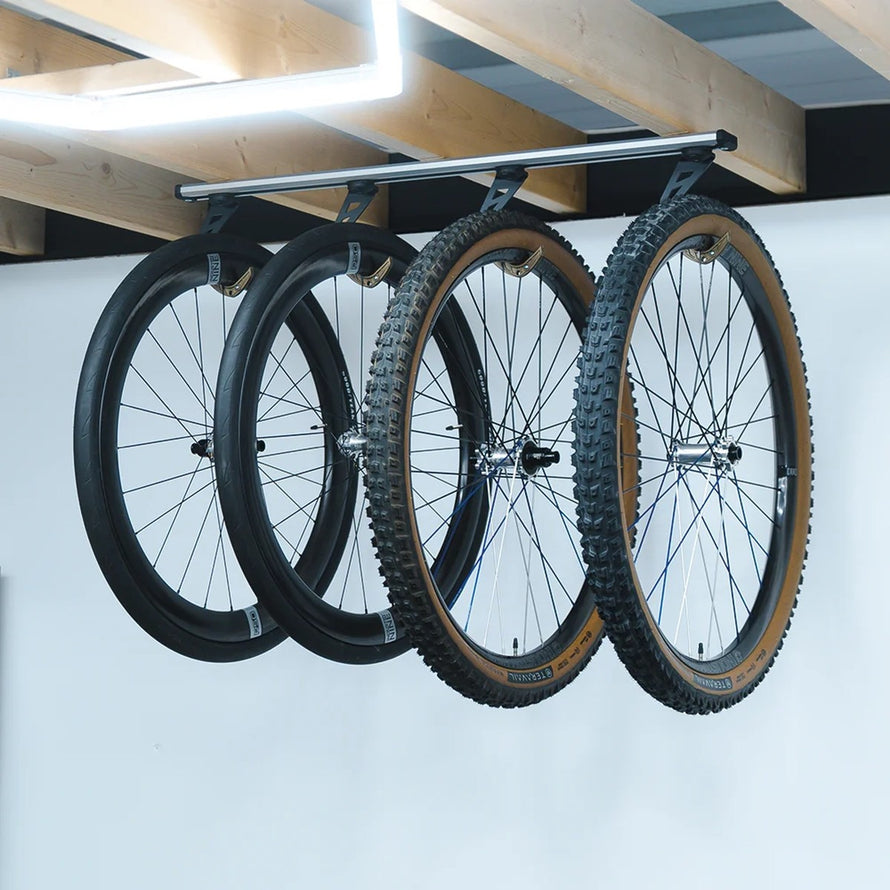 Support plafond Stashed LodeStar avec 8 crochets pivotants à 45° pour un rangement sécurisé et gain de place des roues de vélo