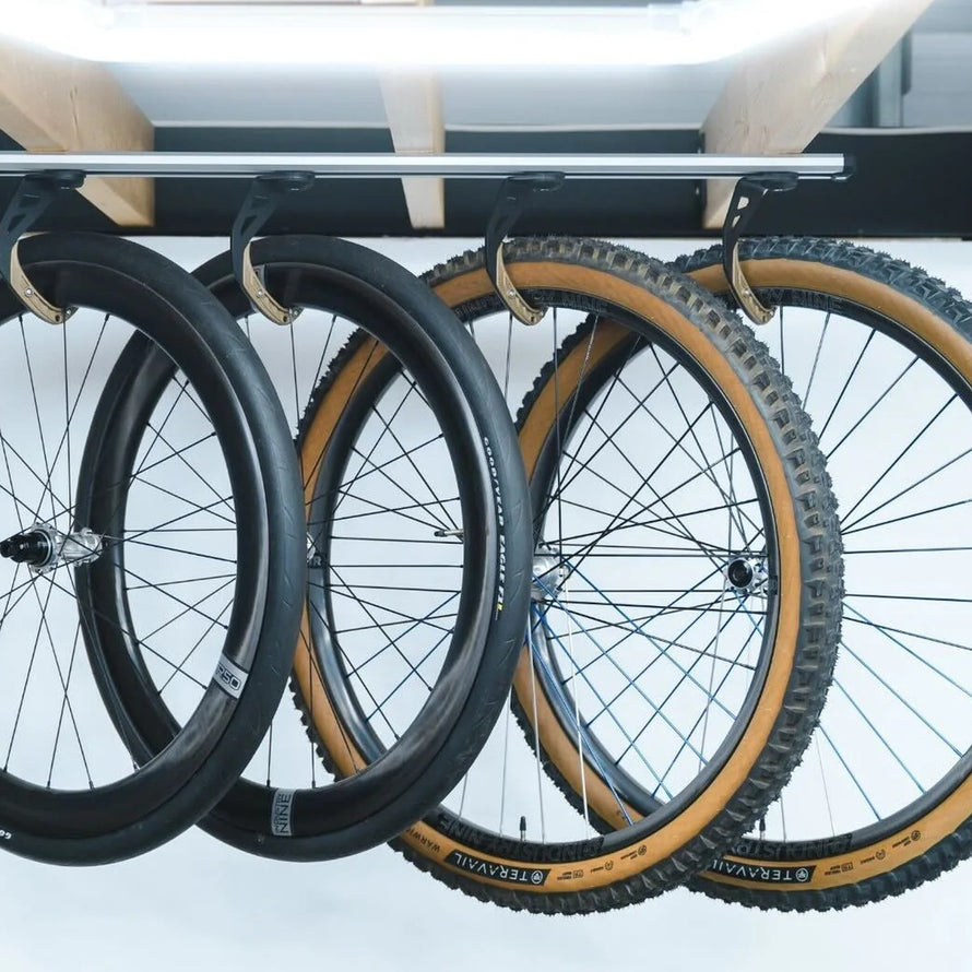 Rangement roues plafond Stashed LodeStar avec 4 crochets orientables à 45° pour vélo