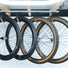 Rangement roues plafond Stashed LodeStar avec 8 crochets orientables à 45° pour optimiser espace vélo