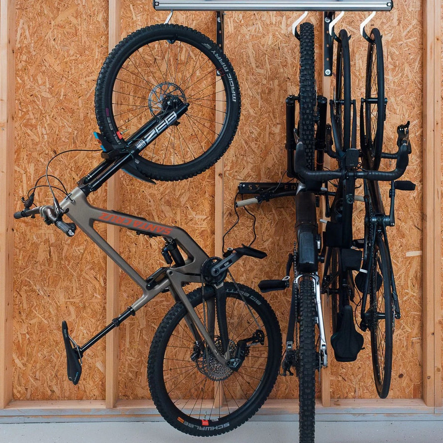 Support mural Stashed SpaceRail pour 4 vélos avec crochets pivotants, solution pratique et robuste pour rangement vélo
