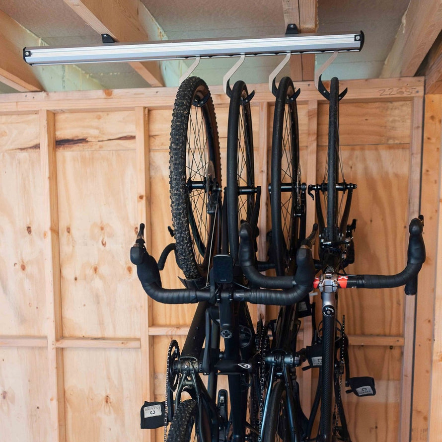Stashed SpaceRail rangement plafond pour 4 vélos avec crochets pivotants, solution pratique et gain de place efficace