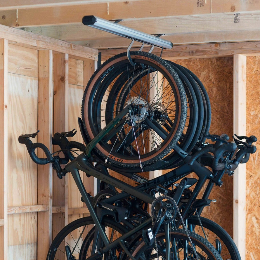 Rangement plafond Stashed SpaceRail 4 vélos avec crochets rotatifs pour optimiser espace et organisation vélo