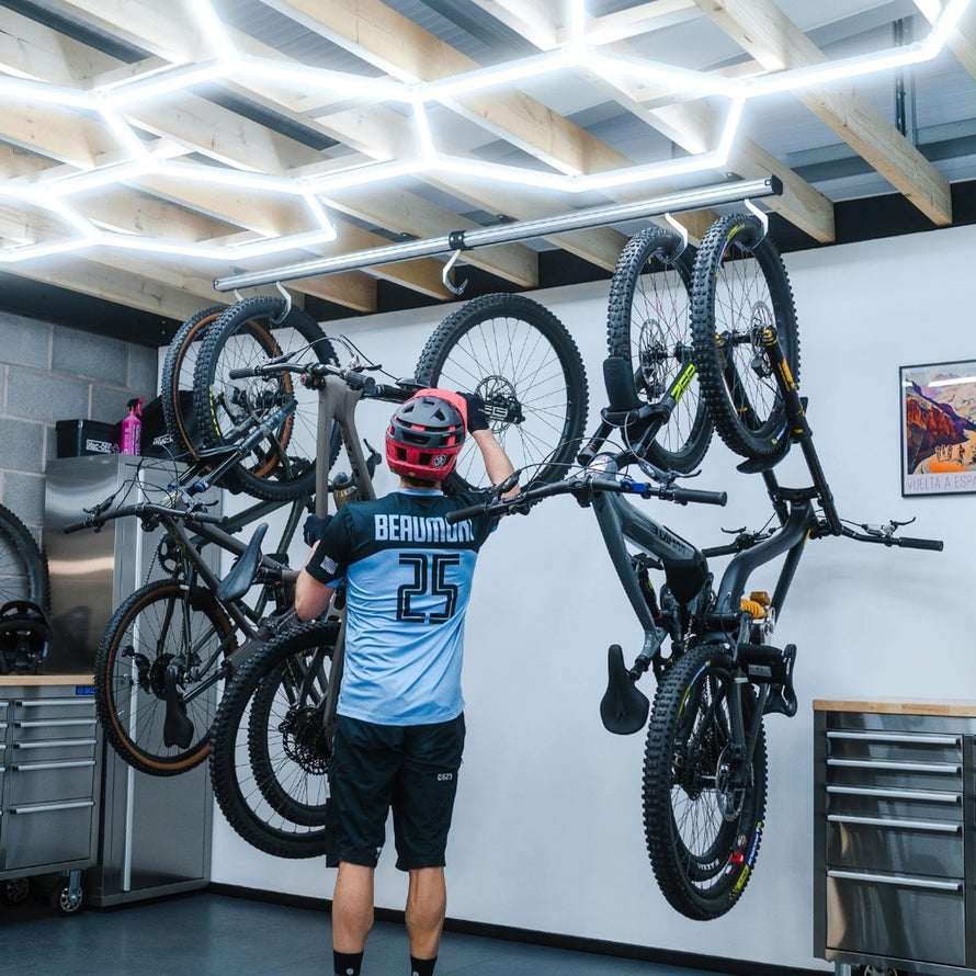 Stashed SpaceRail rangement vélo plafond 8 vélos avec crochets pivotants pour gain de place et sécurité