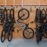 Support mural Stashed SpaceRail pour 8 vélos avec crochets rotatifs, rangement vélo pratique et gain de place