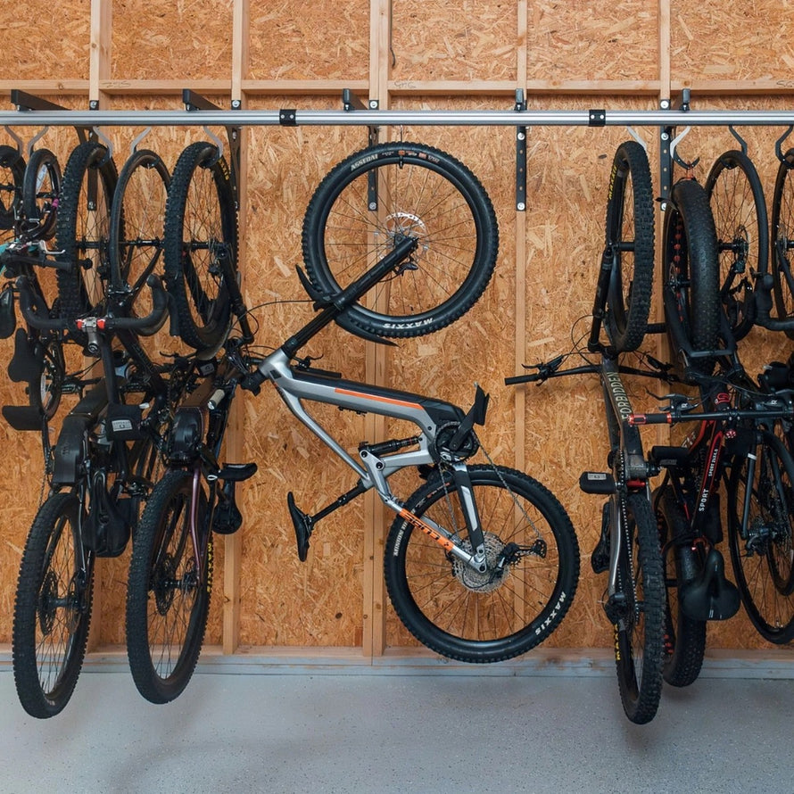 Support mural Stashed SpaceRail pour 8 vélos avec crochets rotatifs, rangement vélo pratique et gain de place